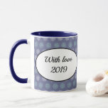 Wintermuster Blau und Weiße Schneeflocken Tasse<br><div class="desc">Schaffen Sie ein schönes Weihnachtsgeschenk für alle,  die Sie Liebe. Personalisieren Sie die Nachricht.</div>