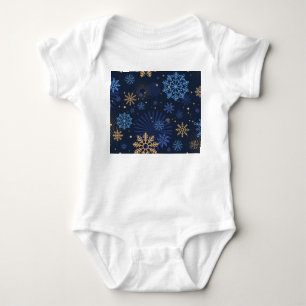 Winternacht: Blaues Schneeflockenmuster. Baby Strampler