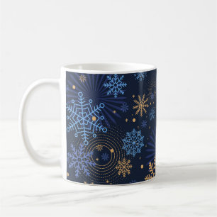 Winternacht: Blaues Schneeflockenmuster. Kaffeetasse