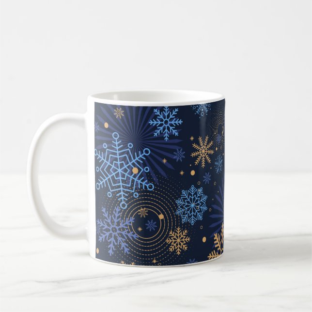 Winternacht: Blaues Schneeflockenmuster. Kaffeetasse (Links)