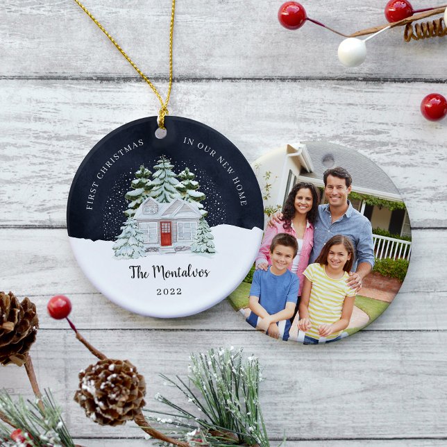 Winternacht Erste Weihnachten in unserer neuen Zuh Keramik Ornament (Von Creator hochgeladen)