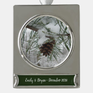 Winternaturfotografie von Snowy Pine Branch Banner-Ornament Silber