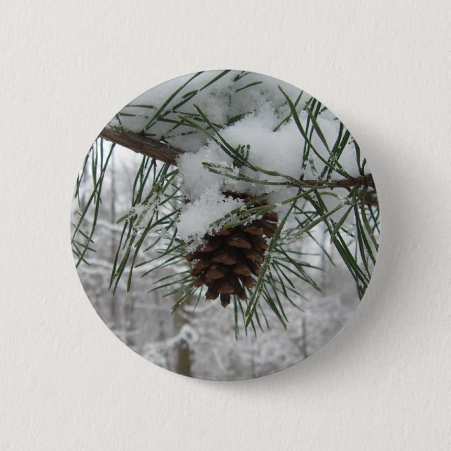 Winternaturfotografie von Snowy Pine Branch Button (Vorderseite)