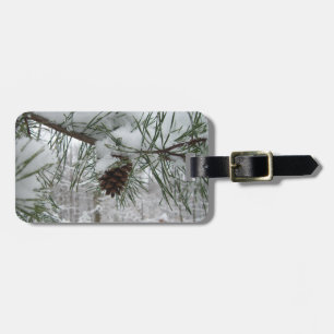 Winternaturfotografie von Snowy Pine Branch Gepäckanhänger