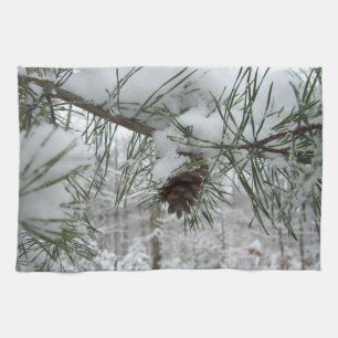 Winternaturfotografie von Snowy Pine Branch Handtuch