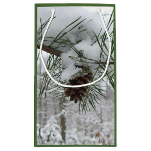 Winternaturfotografie von Snowy Pine Branch Kleine Geschenktüte