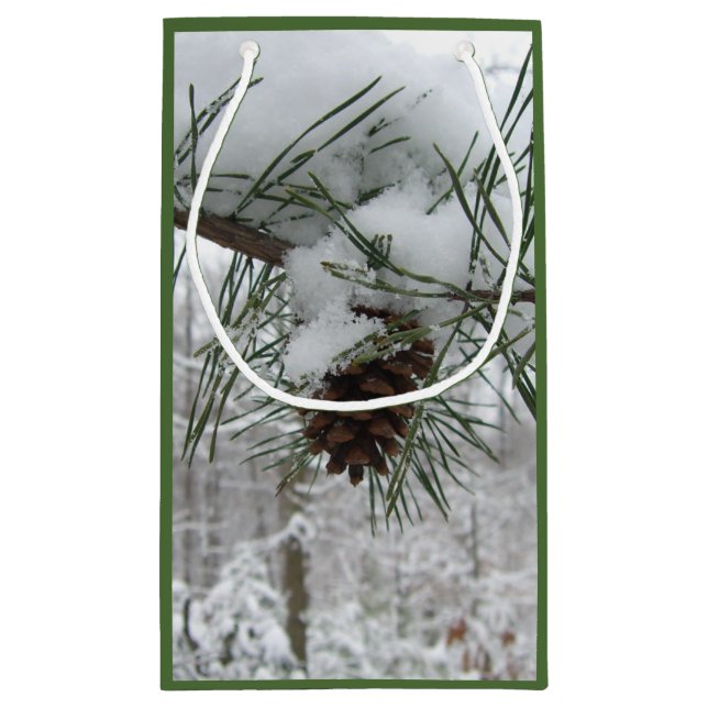 Winternaturfotografie von Snowy Pine Branch Kleine Geschenktüte (Rückseite)