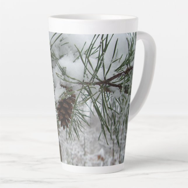 Winternaturfotografie von Snowy Pine Branch Milchtasse (Rechte Ecke)