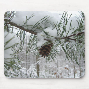Winternaturfotografie von Snowy Pine Branch Mousepad