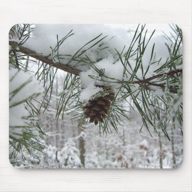 Winternaturfotografie von Snowy Pine Branch Mousepad (Vorne)