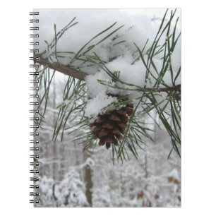 Winternaturfotografie von Snowy Pine Branch Notizblock