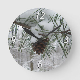 Winternaturfotografie von Snowy Pine Branch Runde Wanduhr