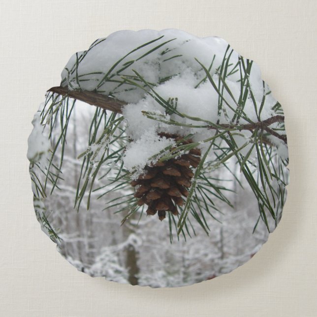 Winternaturfotografie von Snowy Pine Branch Rundes Kissen (Vorderseite)