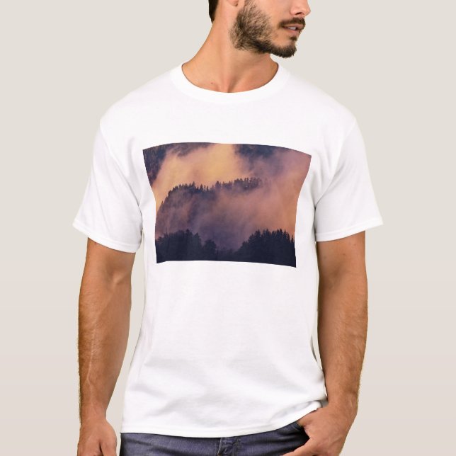 Winternebel im Tal bei Sonnenuntergang von Morton T-Shirt (Vorderseite)