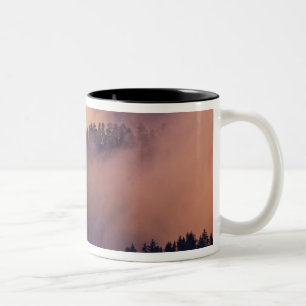 Winternebel im Tal bei Sonnenuntergang von Morton Zweifarbige Tasse