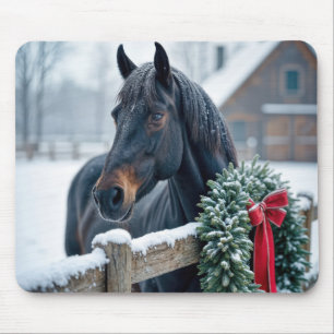 Winterpferd mit Weihnachtskranz Mousepad
