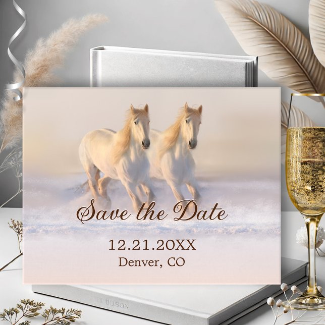 Winterpferde Hochzeit Datum Postkarte speichern (Winter Save the Date postcard featuring two horses running in the snow)