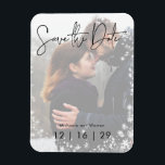 Winterschnee Foto Hochzeit Speichern Sie das Datum Magnet<br><div class="desc">Dieses Save the Date Postkartendesign eignet sich hervorragend für die Ankündigung einer Winter- oder Ferienhochzeit. Das Foto des Paares wird mit einem weißen,  durchsichtigen Overlay hervorgehoben und von einem Rahmen aus weichen weißen Schneeflocken umgeben. Erstellt von der einfachen Farmhouse Press.</div>