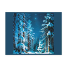 Winterschnee in einem stürmischen Pinienwald