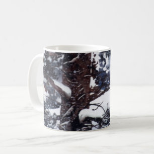 Winterschneebedeckte Winterkiefern Tasse