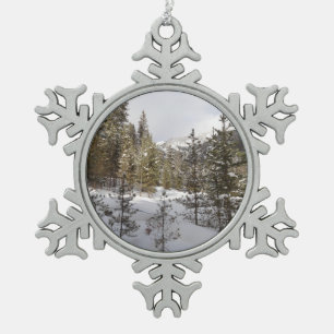 Winterschneebergszene in Montana Schneeflocken Zinn-Ornament