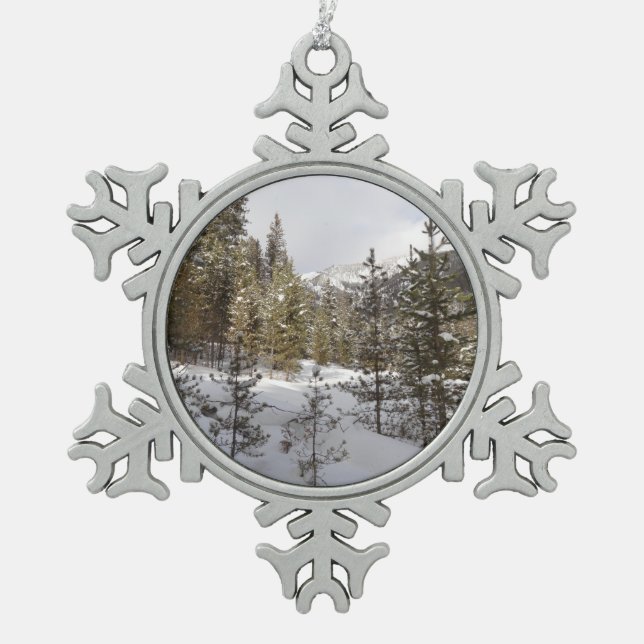 Winterschneebergszene in Montana Schneeflocken Zinn-Ornament (Vorderseite)