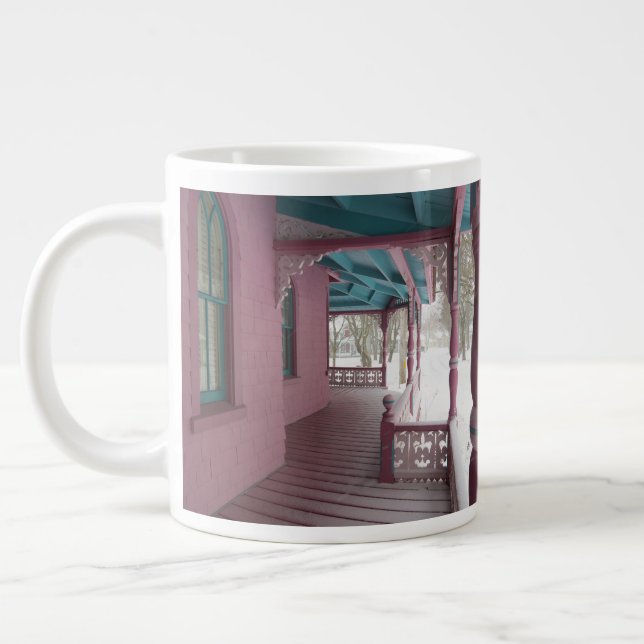 Winterschneefall auf rosa Porch - Martha's Vineyar Jumbo-Tasse (Links)