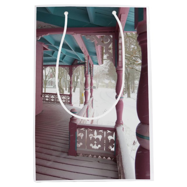Winterschneefall auf rosa Porch - Martha's Vineyar Mittlere Geschenktüte (Vorderseite)