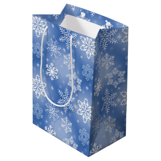 Winterschneeflocken auf blau mittlere geschenktüte (Rückseite Schrägansicht)