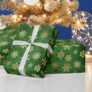 Winterschneeflocken bei festlichen Grün- und Goldf Geschenkpapier