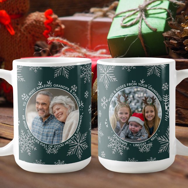 Winterschneeflocken Kundenspezifisches Foto Weihna Kaffeetasse (Celebrate the love you share with your grandparents by gifting them this Snowfall Love Mug.)