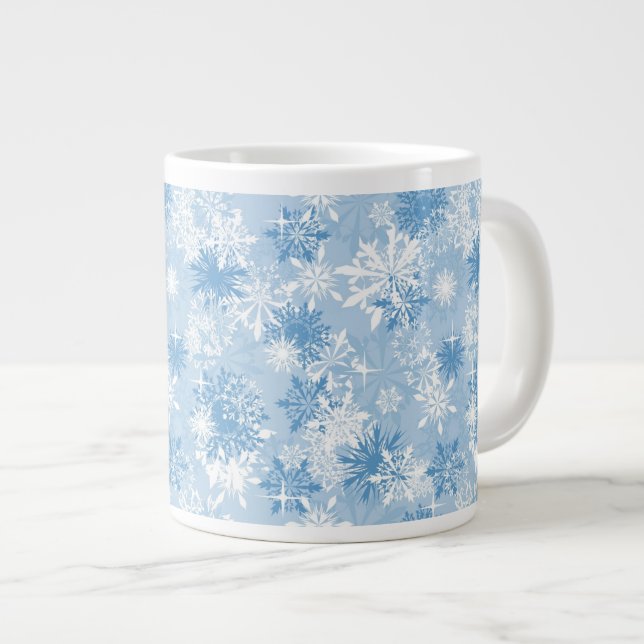 Winterschneeflocken-Muster in Blau Jumbo-Tasse (Vorderseite Rechts)