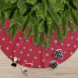 Winterschneeflocken und Punktmuster Polyester Weihnachtsbaumdecke<br><div class="desc">Festliches Winterdesign mit zarten Schneeflocken und kleinen roten, blauen und grünen Punkten. Der Hintergrund ist auf beiden Seiten neutral und bietet einen subtilen Hintergrund für die winterlichen Elemente. Schneeflocken tanzen über die Oberfläche und schaffen eine elegante Atmosphäre. Inmitten der Schneeflocken liegen kleine, lebendige Punkte in Rot, Blau und Grün, ohne...</div>