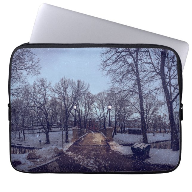 Winterschneepark im Abend Laptopschutzhülle (Vorderseite)