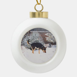 Winterschneeszene mit niedlichem schwarzem und tan keramik Kugel-Ornament