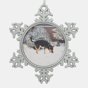 Winterschneeszene mit niedlichem schwarzem und tan schneeflocken Zinn-Ornament
