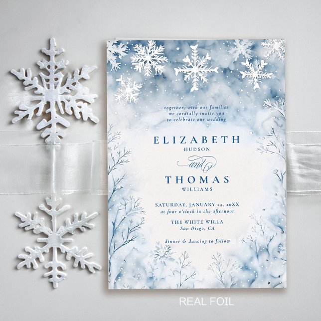 Winterschneewald Rustikale Hochzeit Folieneinladung (winter wedding invitation elegant white falling snow rustic elegant forest frozen trees silver foil)