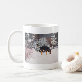 Winterschneewelt mit niedlichem Schwarz und Bräunl Kaffeetasse