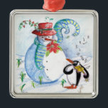 WINTERSERENADE VON SNOWMAN UND PENGUIN SILBERNES ORNAMENT<br><div class="desc">Whimsikale,  farbenfrohe,  pastellfarbene Malerei in blauen Rottönen,  Schneemann und Pinguin im Winterschnee mit roten Blume, Schnörkel.von Bulgan Lumini (c)</div>
