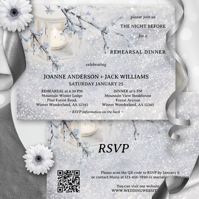 Wintersonnabendessen in Laternengebirge Probe Einladung (Winter wedding rehearsal dinner invitation featuring a candle lit lantern on sparkling snow)