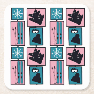 Winterspass. Ski und Accessoires an einem schneebe Rechteckiger Pappuntersetzer