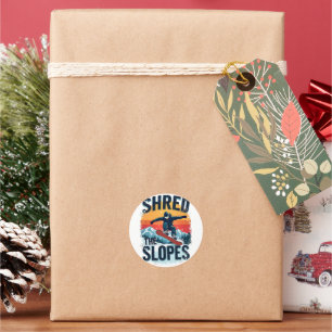 Wintersportdesign - "Shred the Slopes" Snowboarder Runder Aufkleber