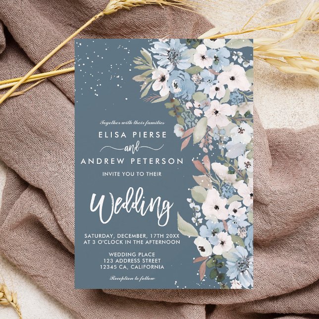 Winterstaubblauer Blütenschnee Hochzeit Einladung (Winter dusty blue floral snow wedding invitation on dusty bue)