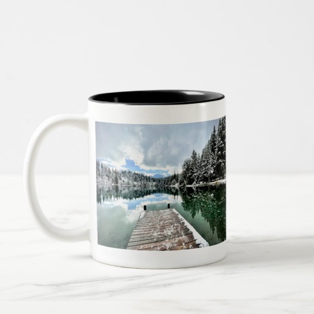 Wintertag am Crestasee Zweifarbige Tasse (Links)