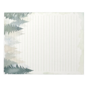 Winterthematische grüne Pinienbäume mit Notizblock