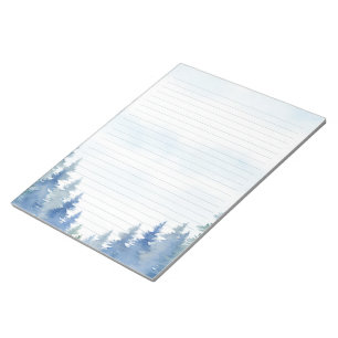 Winterthematische Kiefernbäume mit Notizblock