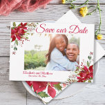 Winterurlaub Burgund Poinsettia Save the Date<br><div class="desc">Winter Holiday Burgund Poinsettia Ankündigung Datum freihalten Karte. Schöne, elegante Poinsettias in Aquarelltönen von Bordeaux, Rot, Grün Ihren eigenen Text in diesem Winter oder Weihnachten Thema Ankündigung Datum freihalten. Das Hochzeitsdesign zeichnet sich durch ein elegantes, handgeschriebenes Typografie-Design aus, das den Namen und das Hochzeitsdatum der Braut und des Bräutigams enthält....</div>