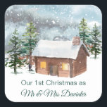 Winterwald, Blockhütte , unser 1. Weihnachtsfest Quadratischer Aufkleber<br><div class="desc">Dieses Design zeigt eine Abbildung des Winterwaldes mit Blockhütte. Sie können den Text nach Ihren Anforderungen anpassen.</div>