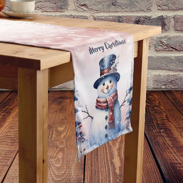 Winterwald Snowman Weihnachten | Pink Mittelgroßer Tischläufer (Pink Winter Forest Snowman Christmas Table Runner)