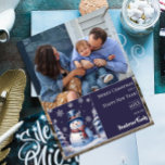 Winterwald Snowman Weihnachtsfest Foto | Lila Feiertagskarte<br><div class="desc">Freuen Sie sich auf Lächeln und saisonalen Beifall mit dieser bezaubernden Lila Winterwald-Weihnachtsfotokarte. Freuen Sie sich auf einen freundlichen Schneemann in einem klassischen Top-Hut und Schal, umgeben von schneebedeckten Kiefern und einer friedlichen Winterwaldlandschaft. Sinkende Schneeflocken und zarte weiße Schneeflocken sorgen für eine skurrile Touch, während Ihr familiäres Foto durch eine...</div>